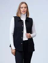 Chaleco negro capitoneado con cuello con solapa, abertura central con botones y bolsillos delanteros.