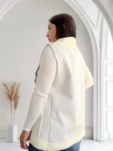 Chaleco largo color crudo de ecocuero con interior de corderito.