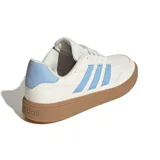 Championes Adidas modelo Courtblock, de diseño urbano en color blanco con las icónicas tres tiras laterales en celeste y suela de goma color caramelo.