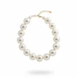 Collar de perlas grandes con cierre de mosquetón y cadena de alargue dorada.