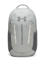 Mochila Under Armour modelo Hustle 6.0 de 29 litros, color gris. Cuenta con tecnología Storm resistente al agua, funda acolchada para portátil de hasta 16 pulgadas, bolsillos laterales de malla y diseño ergonómico.