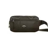 Riñonera Rusty modelo Kalen, color negro, con cierre frontal y parche con logo de la marca en el centro.