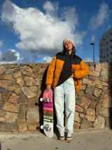 Pantalón de jean celeste claro, de corte holgado.