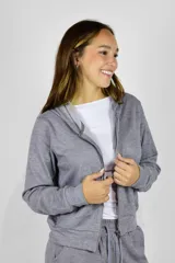 Campera beige con capucha, cierre frontal de metal y bolsillos tipo canguro.