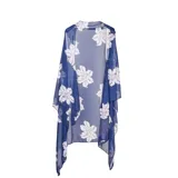 Kimono largo de gasa sintética liviana color azul con estampado de flores blancas. Tiene calce suelto y ruedo irregular con puntas.