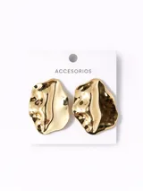 Caravanas de diseño orgánico con acabado metálico brillante en color dorado, de forma irregular y superficie texturizada.