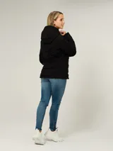 Campera ligera acolchada de la marca Tommy Hilfiger, con diseño de costuras horizontales y en V. Cuenta con capucha integrada, cierre frontal de cremallera y dos bolsillos laterales también con cierre. Presenta un diseño funcional y moderno con detalles distintivos de la marca.