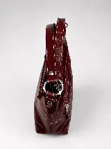 Cartera de cuero color beige, de diseño estructurado, con bolsillo frontal con cierre y detalles en cuero grabado con efecto reptil. Cuenta con correa ajustable para llevar al hombro o cruzada.