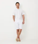 Bermuda masculina de corte recto confeccionada en mezcla de lino y algodón. Presenta cintura con trabillas para cinturón, cierre frontal con botón y cremallera, y dos bolsillos laterales.