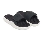 Sandalias tipo ojota Under Armour modelo Ignite Pro 8, con diseño bicolor en negro y blanco. Presentan una correa ajustable con forro de espuma suave y plantilla de espuma viscoelástica para mayor confort. La suela es de EVA duradera con laterales elevados para mayor estabilidad.