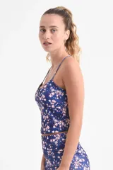 Top deportivo azul con estampado tie dye en tonos rosa y blanco, con tirantes finos y espalda deportiva.