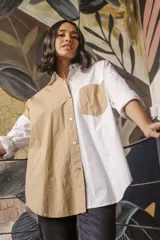 Camisa de popelina de algodón combinada en blanco y beige, de corte amplio y textura liviana.