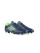Championes de fútbol Umbro modelo Classico III HG para hombre, color azul marino con detalles y logo en naranja. Presentan una suela con tapones moldeados fijos (HG) para césped firme.