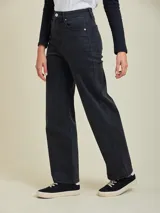 Pantalón de jean azul oscuro, de corte recto y tiro alto.