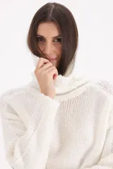 Sweater polera de tejido de punto combinado, con cuello alto, manga larga y diseño holgado.