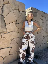 Pantalón jean blanco con estampado de manchas marrones simil vaca, de corte recto y tiro alto.