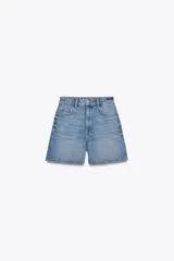 Shorts de jean tiro alto con diseño mom fit, cinco bolsillos y cierre frontal con cremallera y botón.