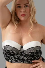 Corset blanco y negro con puntilla floral, con aro y breteles desmontables.
