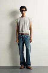 Musculosa de hombre con corte relaxed fit, cuello redondo y sisas amplias. Confeccionada en tejido de algodón con efecto lavado en tono rojo.