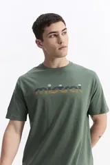 Remera verde militar de manga corta con cuello redondo y logo estampado en el pecho.