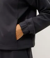 Campera deportiva Get Over de corte regular, confeccionada en tejido texturizado color gris oscuro. Presenta cierre frontal con zíper, capucha con cordones ajustables y mangas largas con puños elásticos.