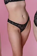 Bombacha de bikini tiro bajo/medio, color negro, confeccionada con tela que contiene fibra LYCRA® y frente de puntilla elastizada.