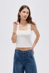 Top de rayón color blanco, de corte ajustado al cuerpo, con escote cuadrado y tirantes anchos decorados con botones metálicos dorados.