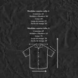 Camisa de hombre oversize de chenille color crema, con cuello clásico, manga corta y cierre frontal con botones de madera.