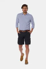 Bermuda cargo azul marino confeccionada en 98% algodón y 2% spandex, con bolsillos laterales.