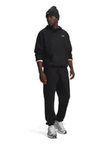 Pantalón de jogging Under Armour modelo Rival Fleece de color negro, con cintura elástica ajustable mediante cordón, bolsillos laterales y puños elásticos en los tobillos. Presenta pequeño logo ovalado bordado en la pierna izquierda.
