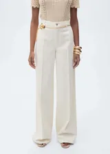 Pantalón estilo jean de tiro alto y corte wide leg, confeccionado en algodón. Presenta diseño largo, cierre frontal con cremallera y botón, trabillas para cinturón, bolsillos laterales y bolsillos de parche en la parte posterior.