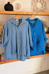 Camisa de lino en color azul vibrante, con corte amplio, cuello clásico y cierre frontal de botones. Presenta mangas largas con puños y un diseño versátil ideal para diversas ocasiones.
