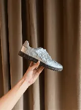 Championes de estilo urbano en color plateado metalizado con acabado texturizado. Presentan cordones blancos, suela de goma oscura y un detalle lateral en forma de estrella. Diseñados con doble plantilla acolchada para mayor comodidad.