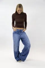 Jean wide leg de tiro bajo, color azul con efecto deslavado y diseño holgado de pierna ancha.