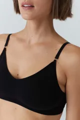 Soutien tipo bralette color beige, sin costuras y sin aro, con copas removibles. Confeccionado en microfibra, tiene breteles regulables y broche doble en la espalda con tres medidas.