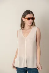 Musculosa italiana tejida en lino y viscosa, sin mangas y con escote en V.
