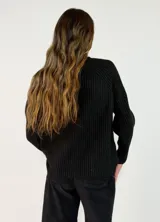 Sweater de tejido de punto acanalado en color marrón oscuro, con cuello alto y mangas largas con corte raglán.