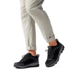 Championes de trekking Columbia Strata Trail Low WP, color negro con detalles en gris. Presentan tecnología impermeable Omni-Tech, entresuela TechLite para amortiguación y suela Omni-Grip para tracción en diversos terrenos.