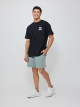 Remera negra de algodón con corte oversize y estampado frontal pequeño en blanco con el texto "Rusty Manira".