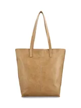 Cartera tipo tote bag color tostado, de diseño amplio y estructurado, con doble asa larga para hombro y costuras decorativas frontales.