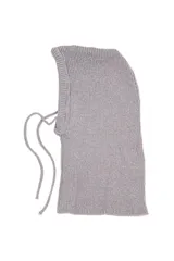 Balaclava de tejido de punto acanalado en color gris, con diseño envolvente y cordones ajustables en la parte frontal.