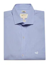Camisa de manga larga RKF modelo Easyironit, de color celeste con patrón de cuadros sutiles. Cuenta con cuello italiano, cierre frontal con botones y un bolsillo en el pecho con el logo bordado de la marca.