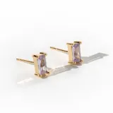 Par de aros dorados con piedra rectangular color lavanda.