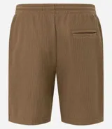 Bermuda relaxed de hombre confeccionada en algodón texturizado canale, color marrón. Cuenta con cintura elástica, cordón para ajuste y bolsillos.