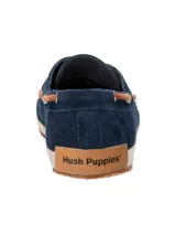 Mocasines estilo náutico de gamuza azul marino con cordones de cuero marrón. Presentan una suela con detalle de yute trenzado alrededor del borde y base de goma.