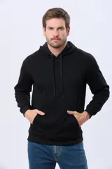 Canguro con capucha de color gris oscuro, confeccionado en tejido de felpa con interior de micropolar. Presenta cordones ajustables en la capucha y un pequeño logo bordado en el pecho.