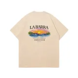 Remera oversize de color arena, 100% algodón, con estampa en la espalda que ilustra el puente de La Barra durante el atardecer, acompañada de texto descriptivo y de la marca Eseele Club.