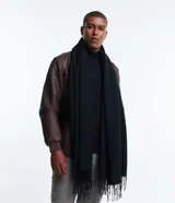 Bufanda masculina de punto doble faz, con diseño liso y flecos en los extremos.