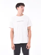 Remera blanca de manga corta y cuello redondo, con texto estampado en el pecho que dice "DISCOVER NATURE".