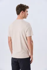 Remera azul de manga corta y cuello redondo, con texto bordado en el pecho.